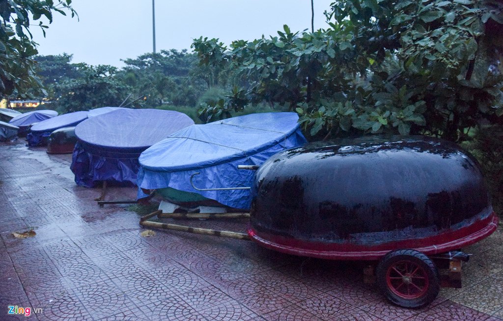 Bất chấp cảnh báo, du khách tắm biển khi bão Sơn Tinh sắp đổ bộ