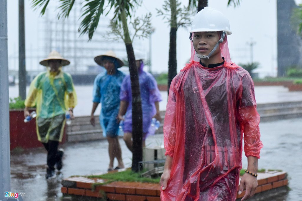 Bất chấp cảnh báo, du khách tắm biển khi bão Sơn Tinh sắp đổ bộ