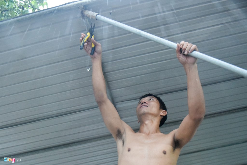 Bất chấp cảnh báo, du khách tắm biển khi bão Sơn Tinh sắp đổ bộ