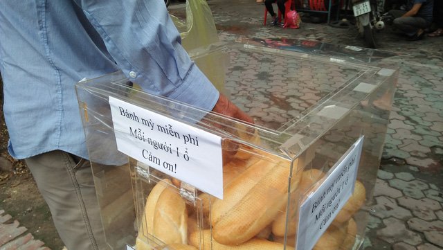 Ấm áp tình người ở Hà Nội: Bánh mì 