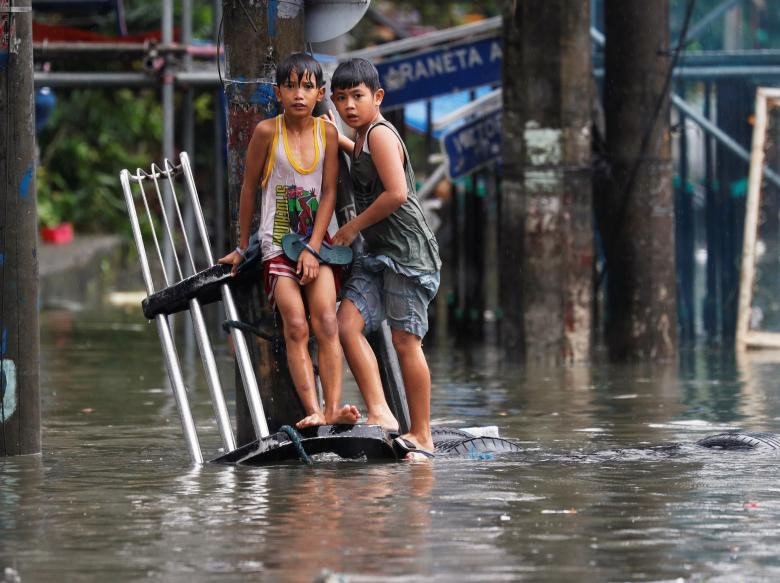 Người Philippines vật lộn với lụt vì bão Sơn Tinh