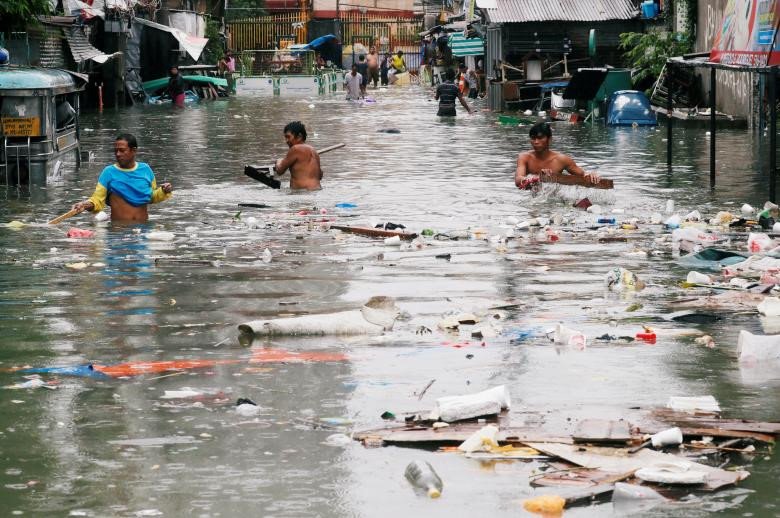 Người Philippines vật lộn với lụt vì bão Sơn Tinh