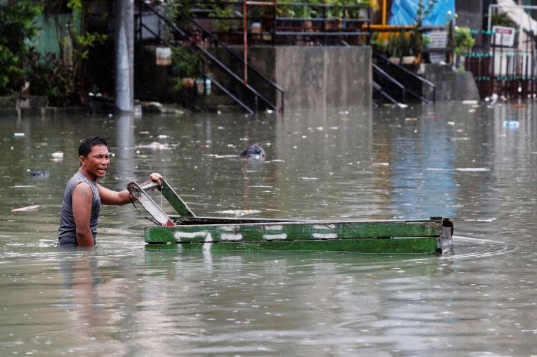 Người Philippines vật lộn với lụt vì bão Sơn Tinh
