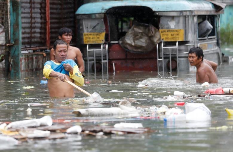 Người Philippines vật lộn với lụt vì bão Sơn Tinh