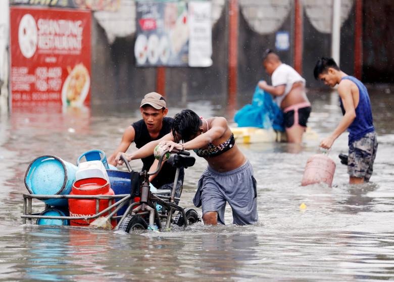 Người Philippines vật lộn với lụt vì bão Sơn Tinh