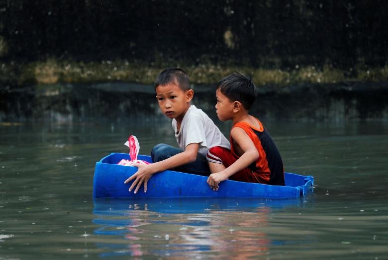 Người Philippines vật lộn với lụt vì bão Sơn Tinh