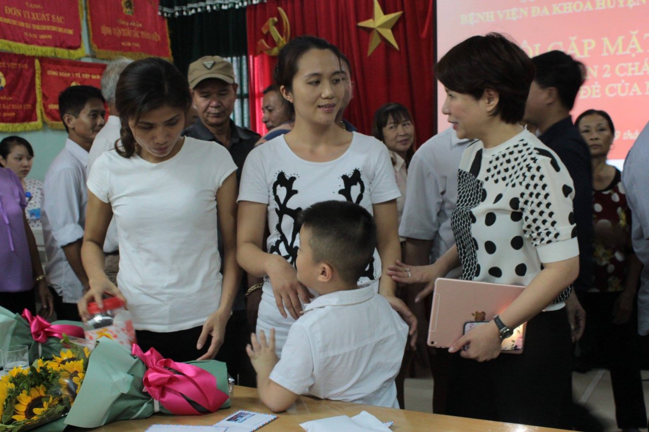 buoi-trao-lai-con-tai-bvdk-ba-vi-duoc-dien-ra-trong-nuoc-mat-nguoi-me-ly-than