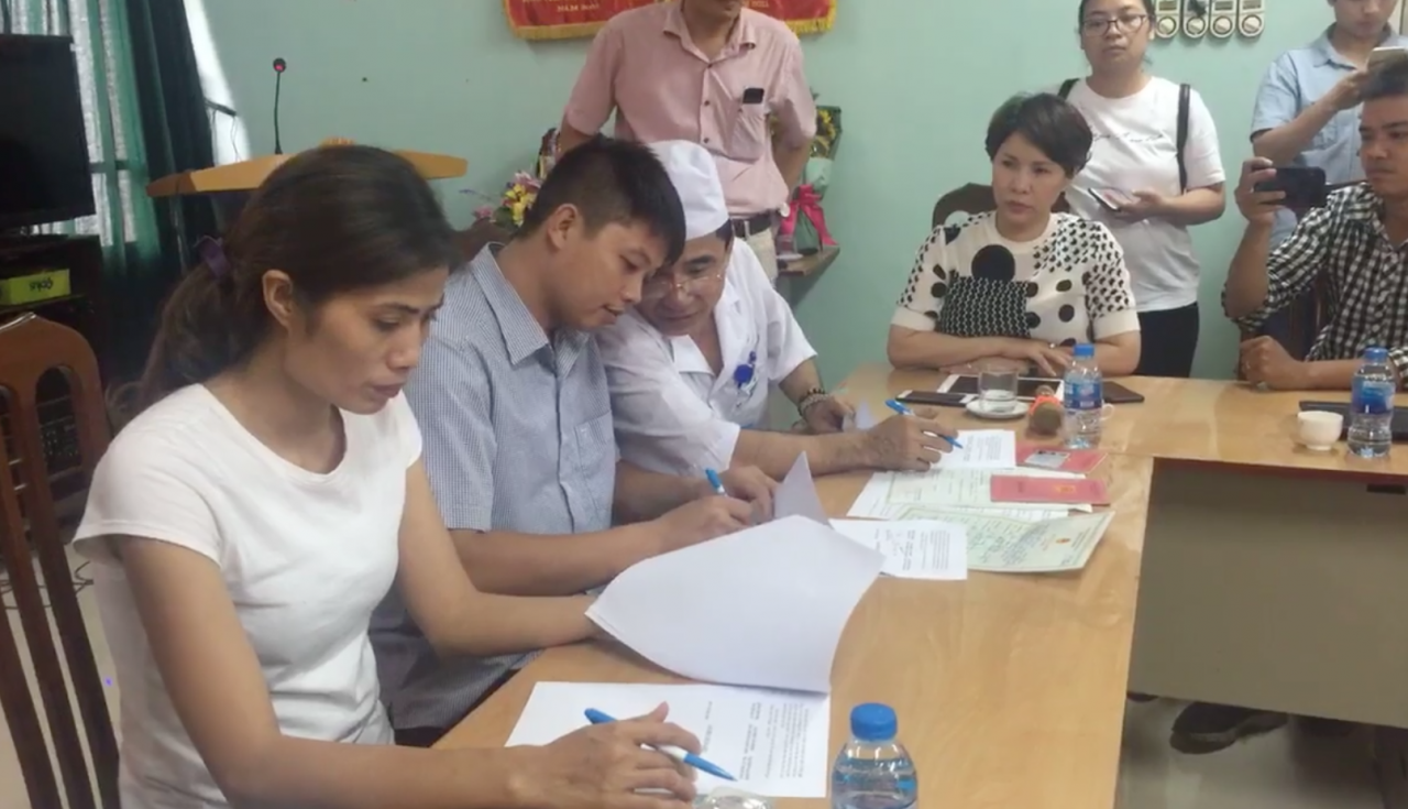 buoi-trao-lai-con-tai-bvdk-ba-vi-duoc-dien-ra-trong-nuoc-mat-nguoi-me-ly-than