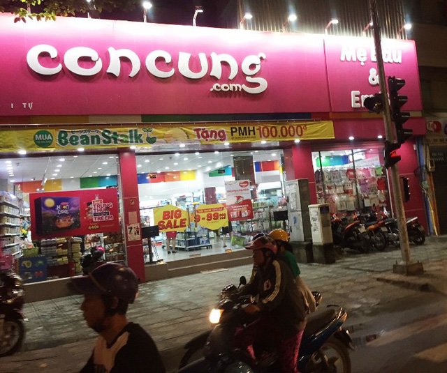 chuoi-cua-hang-do-tre-em-ba-bau-con-cung-cat-tem-nhan-gan-mac-ngoai