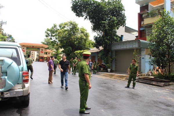cong-an-tinh-ha-giang-dang-kham-xet-nha-ong-vu-trong-luong