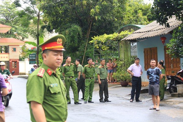 cong-an-tinh-ha-giang-dang-kham-xet-nha-ong-vu-trong-luong