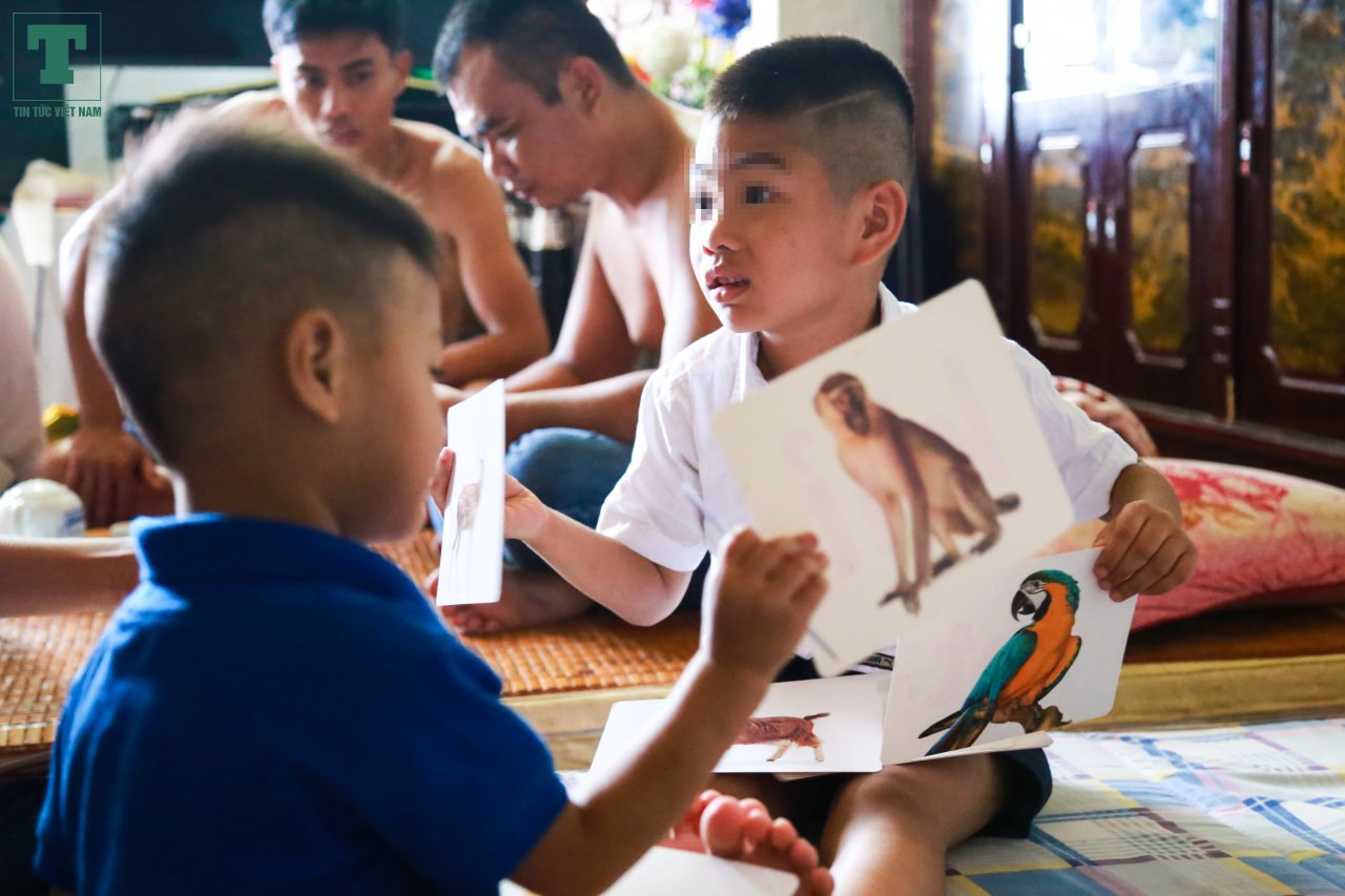 vu-trao-nham-con-o-bvdk-ba-vi-nhung-hinh-anh-dau-tien-sau-khi-hai-gia-dinh-nhan-lai-con