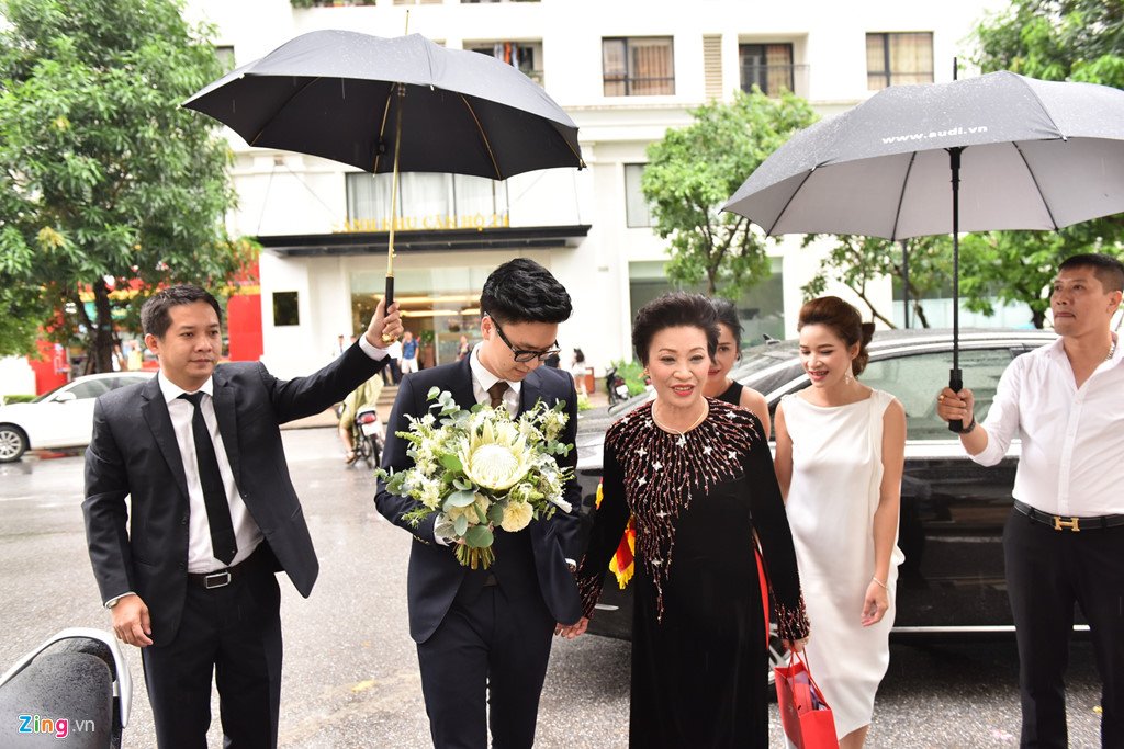 Dàn xe sang trong lễ cưới Á hậu Tú Anh