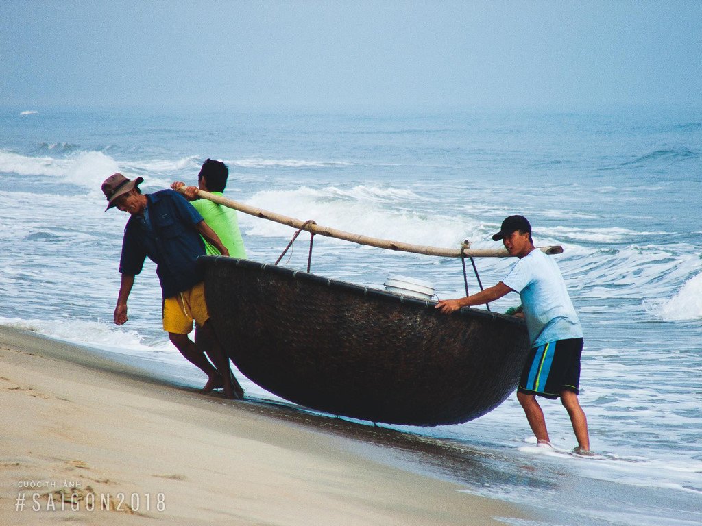 Khoảnh khắc bình dị của con người trước biển cả