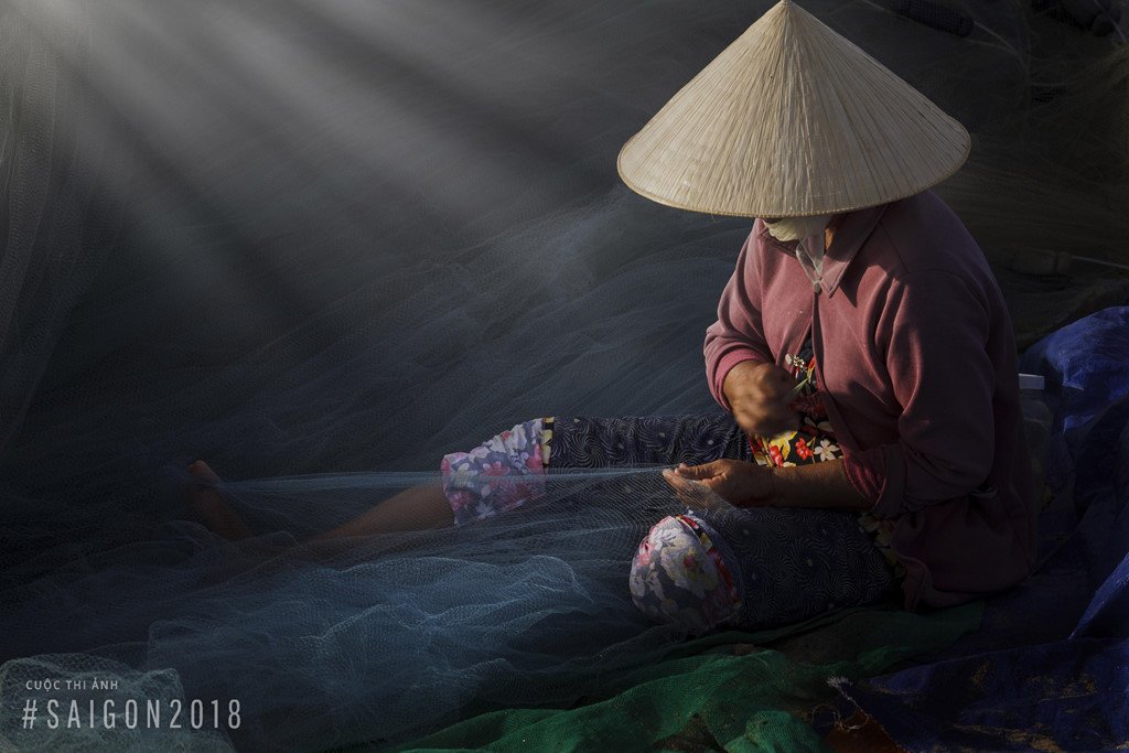 Khoảnh khắc bình dị của con người trước biển cả