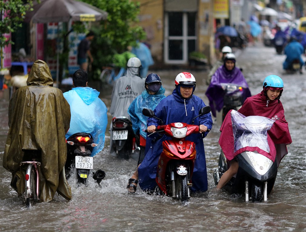 ha-noi-mua-thau-dem-pho-xa-ngap-trang-duong-giao-thong-un-tac