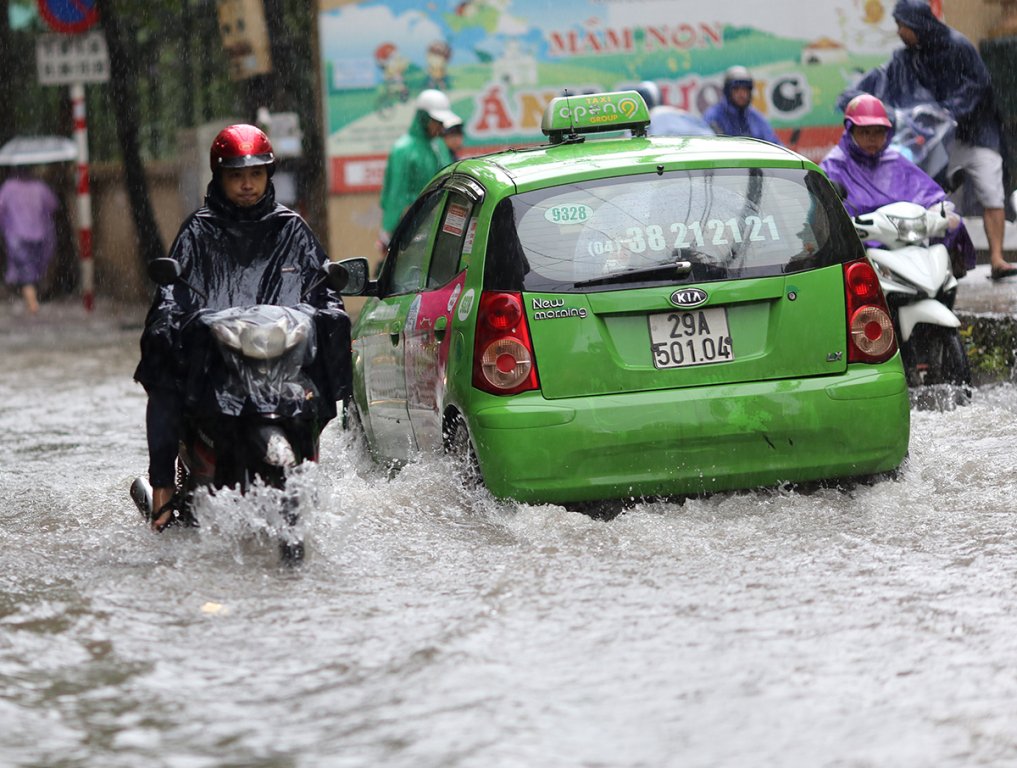 ha-noi-mua-thau-dem-pho-xa-ngap-trang-duong-giao-thong-un-tac
