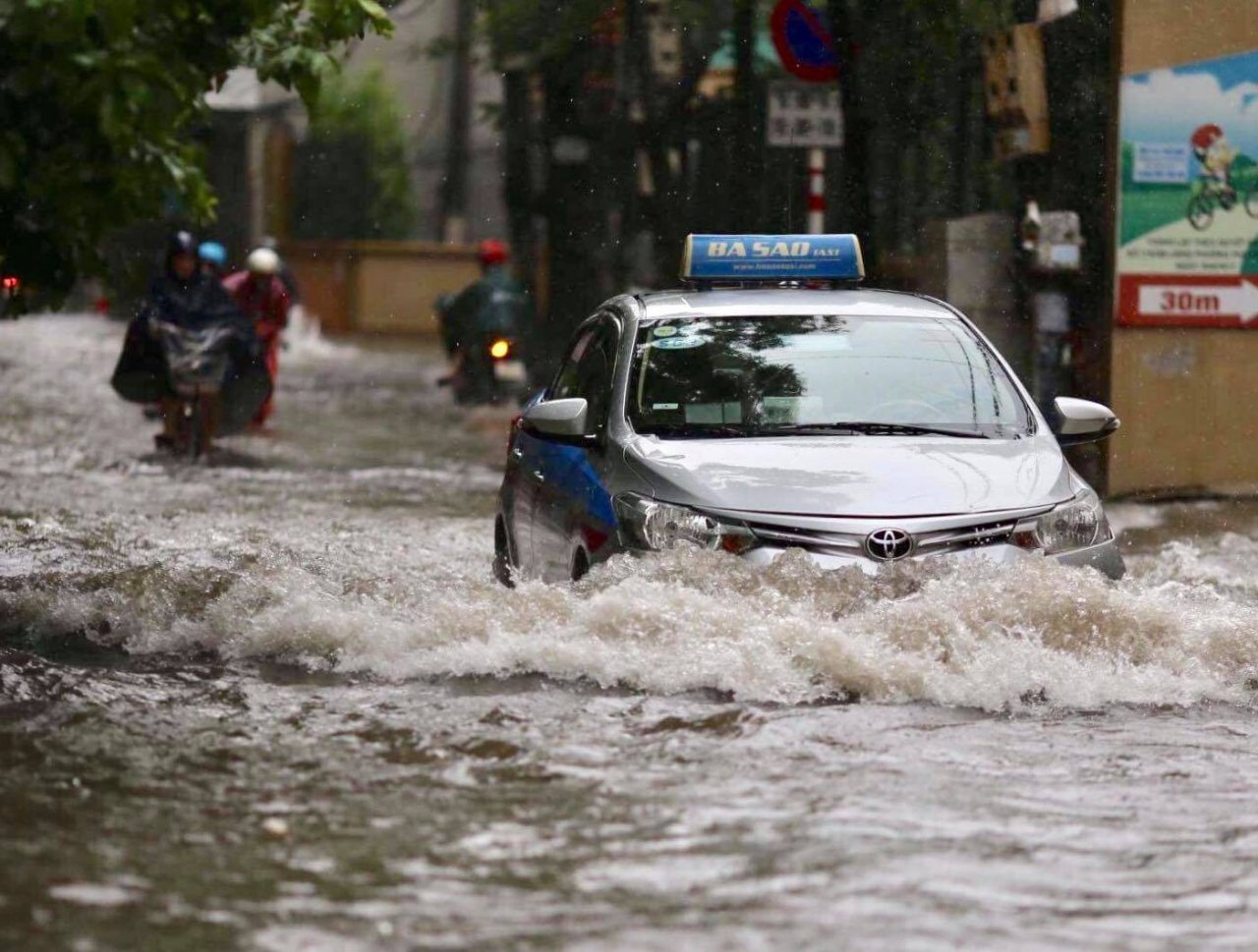 ha-noi-mua-trang-troi-ngap-lut-nhieu-tuyen-duong