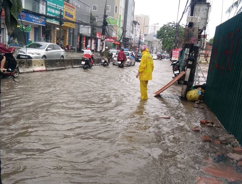 ha-noi-mua-trang-troi-ngap-lut-nhieu-tuyen-duong