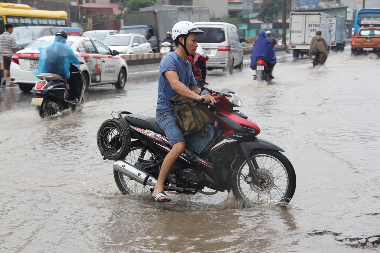 ha-noi-mua-trang-troi-ngap-lut-nhieu-tuyen-duong