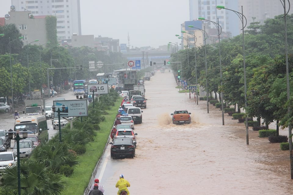 ha-noi-mua-trang-troi-ngap-lut-nhieu-tuyen-duong