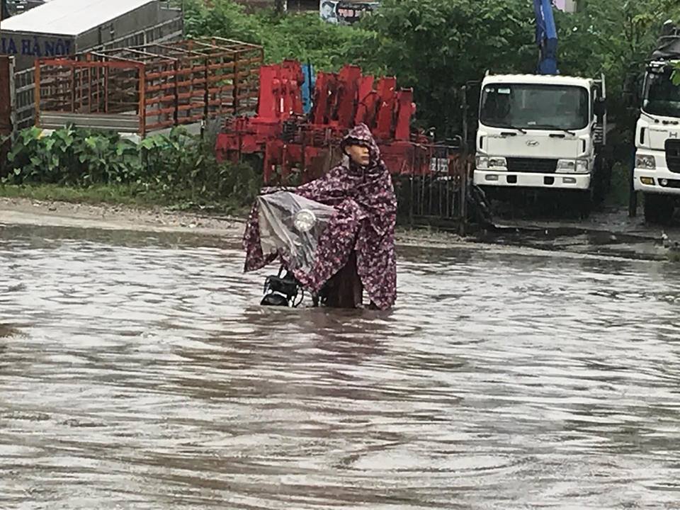 ha-noi-mua-trang-troi-ngap-lut-nhieu-tuyen-duong