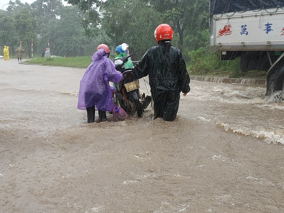 ha-noi-mua-trang-troi-ngap-lut-nhieu-tuyen-duong