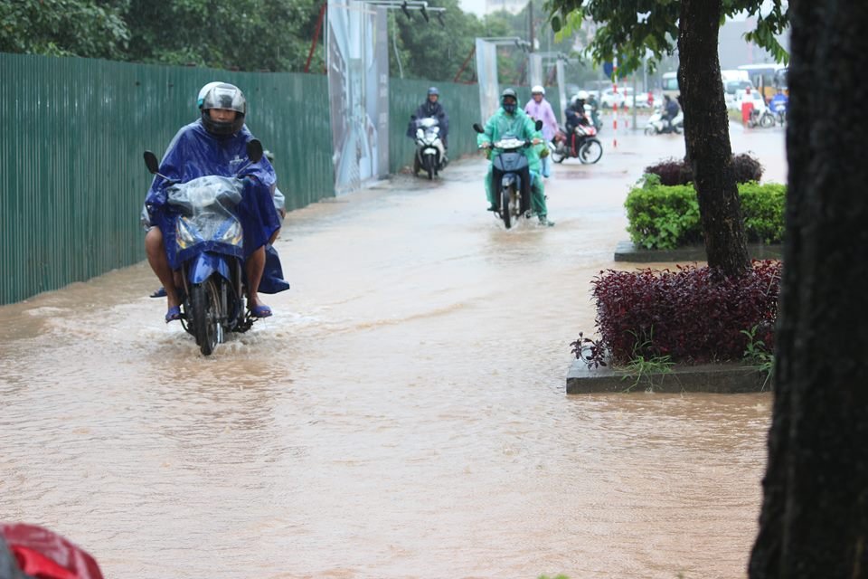 ha-noi-mua-trang-troi-ngap-lut-nhieu-tuyen-duong