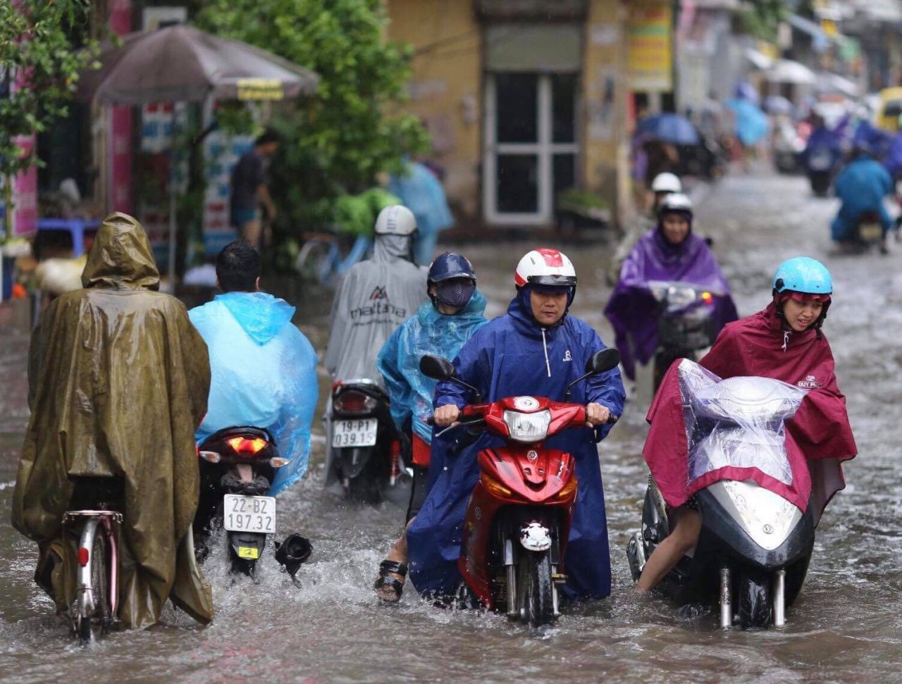 ha-noi-mua-trang-troi-ngap-lut-nhieu-tuyen-duong