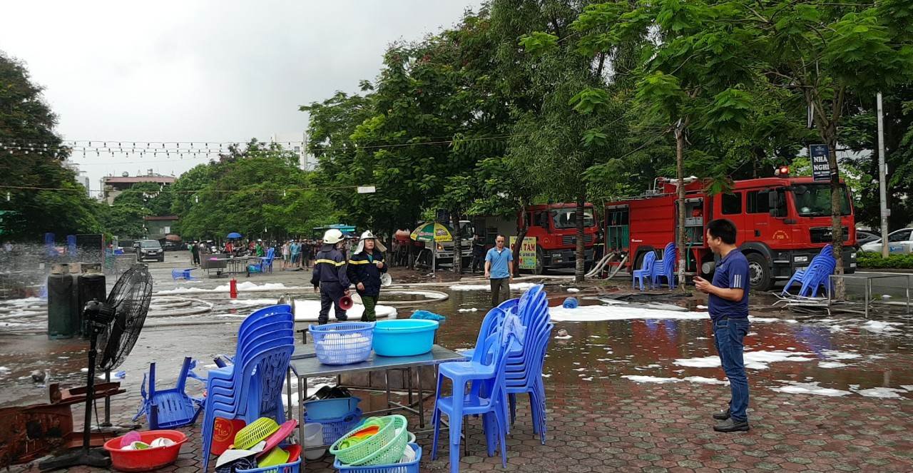 quan-bia-tren-duong-nguyen-huu-tho-chay-lon-trong-ngay-ha-noi-mua-lut-mot-nguoi-tu-vong