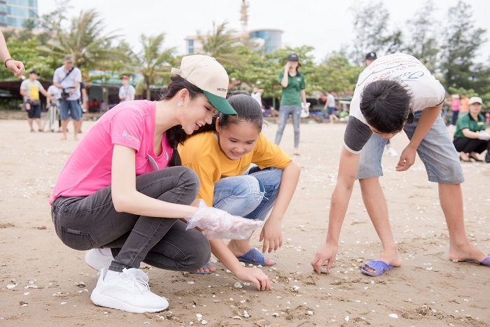 truoc-nguy-co-hoan-dem-chung-khao-khu-vuc-phia-bac-thi-sinh-hoa-hau-viet-nam-2018-dien-bikini-khoe-voc-dang-nong-bong