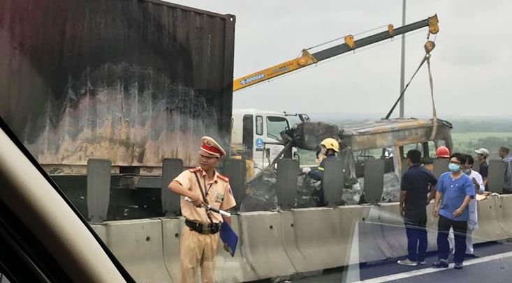 vu-xe-khach-chay-rui-khi-dam-container-khien-2-nguoi-tu-vong-container-dang-dau-tren-cao-toc-de-sua-chua