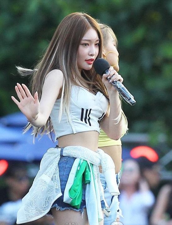 Hai 'nữ thần quyến rũ' Kpop đọ vẻ sexy khi diễn chung sự kiện