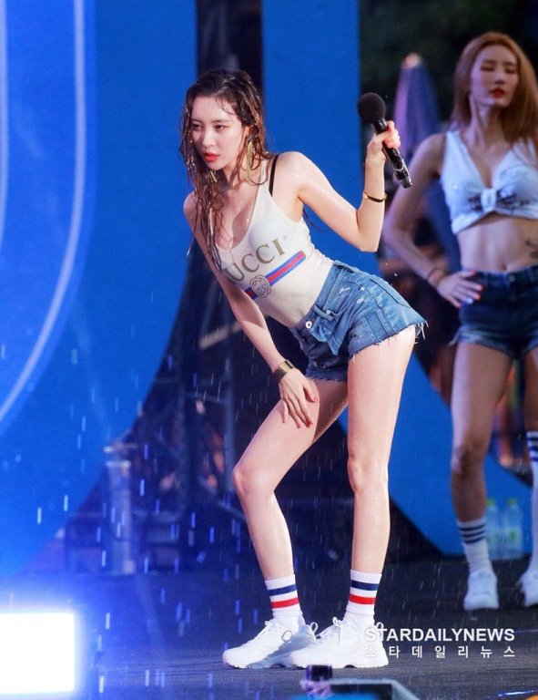 Hai 'nữ thần quyến rũ' Kpop đọ vẻ sexy khi diễn chung sự kiện