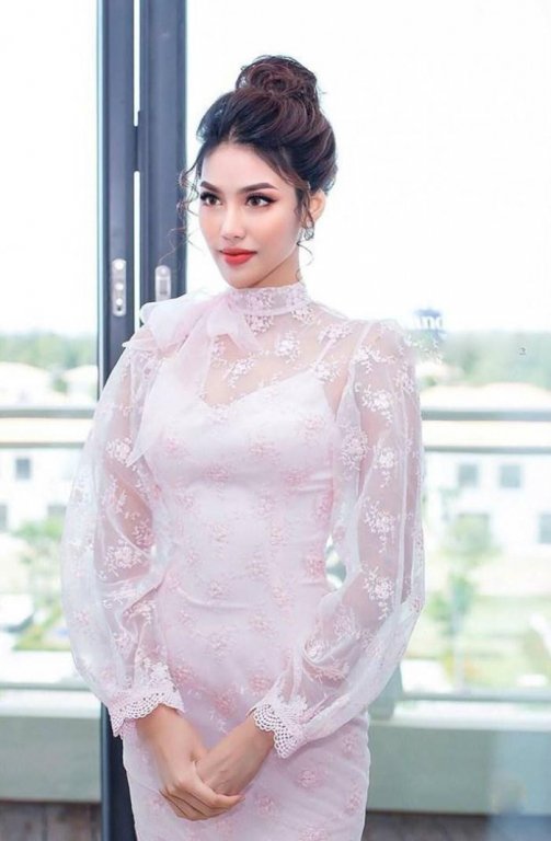 lan-khue-chinh-thuc-he-lo-thiep-cuoi-thong-bao-ngay-len-xe-hoa-cung-ban-trai-dai-gia