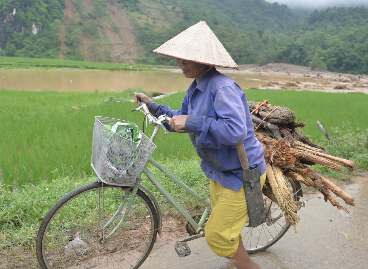 nguoi-dan-bat-chap-nguy-hiem-vot-cui-tren-dong-nuoc-lon