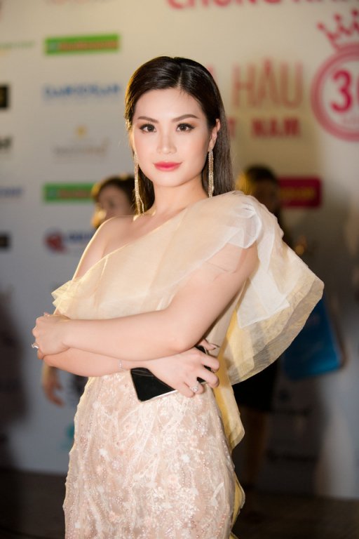 sau-20-nam-dang-quang-hoa-hau-ngoc-khanh-bat-ngo-xuat-hien-tai-chung-khao-phia-bac-hoa-hau-viet-nam-2018