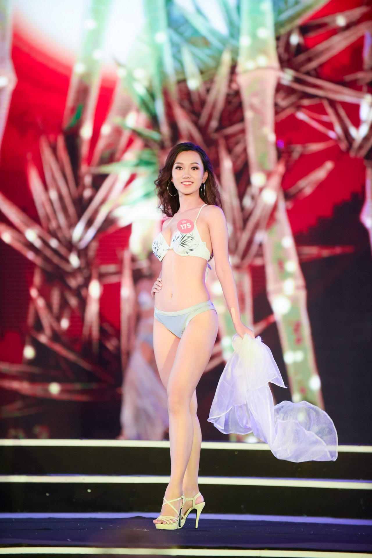 sau-20-nam-dang-quang-hoa-hau-ngoc-khanh-bat-ngo-xuat-hien-tai-chung-khao-phia-bac-hoa-hau-viet-nam-2018