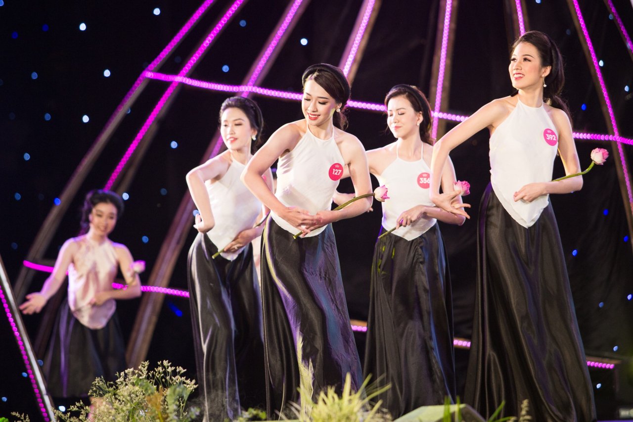 sau-20-nam-dang-quang-hoa-hau-ngoc-khanh-bat-ngo-xuat-hien-tai-chung-khao-phia-bac-hoa-hau-viet-nam-2018
