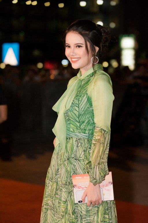 sau-20-nam-dang-quang-hoa-hau-ngoc-khanh-bat-ngo-xuat-hien-tai-chung-khao-phia-bac-hoa-hau-viet-nam-2018
