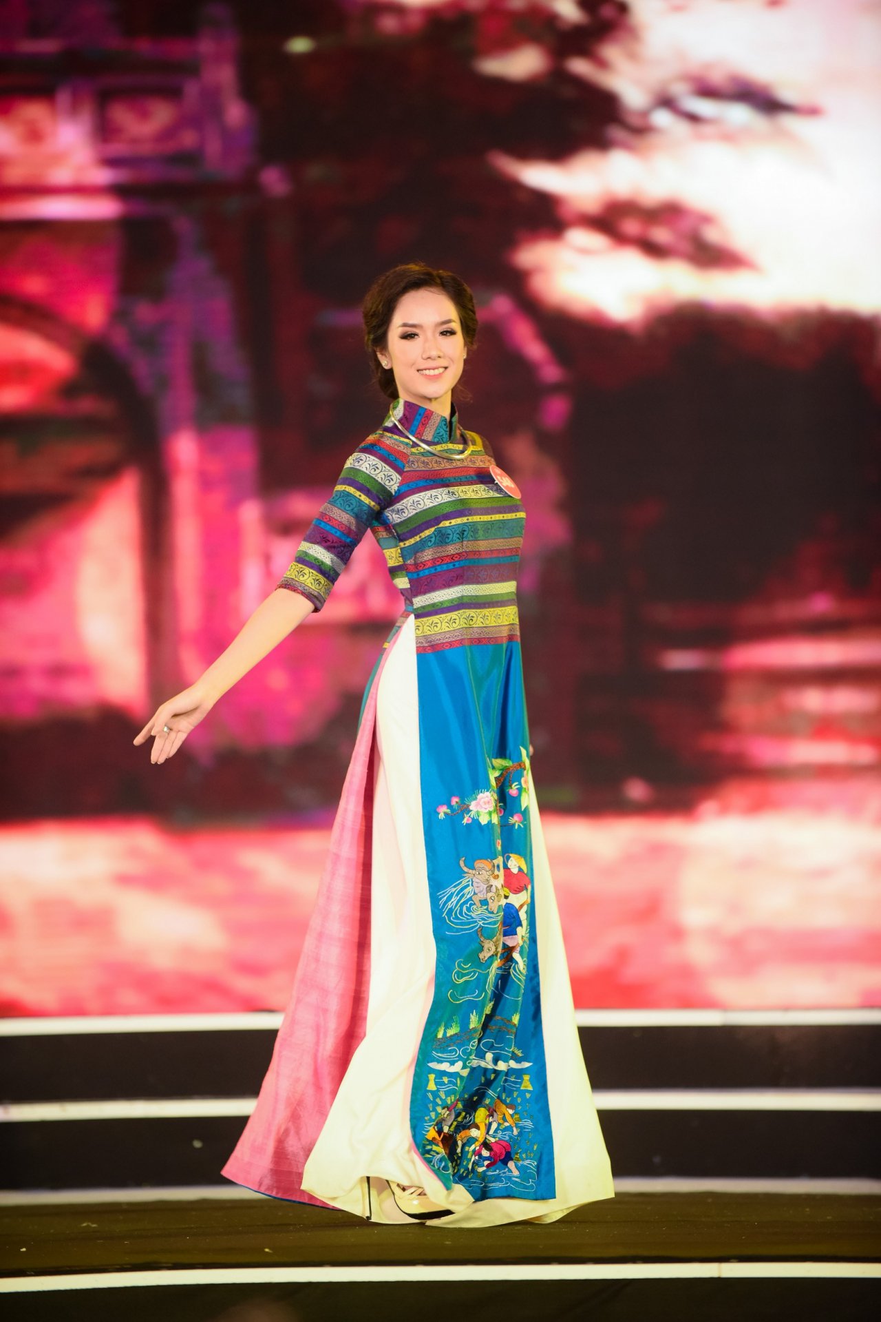 sau-20-nam-dang-quang-hoa-hau-ngoc-khanh-bat-ngo-xuat-hien-tai-chung-khao-phia-bac-hoa-hau-viet-nam-2018