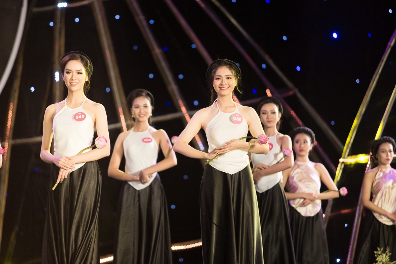 sau-20-nam-dang-quang-hoa-hau-ngoc-khanh-bat-ngo-xuat-hien-tai-chung-khao-phia-bac-hoa-hau-viet-nam-2018