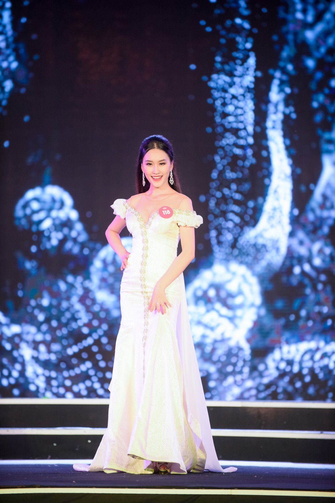 sau-20-nam-dang-quang-hoa-hau-ngoc-khanh-bat-ngo-xuat-hien-tai-chung-khao-phia-bac-hoa-hau-viet-nam-2018