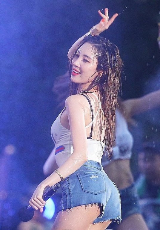 Hai 'nữ thần quyến rũ' Kpop đọ vẻ sexy khi diễn chung sự kiện