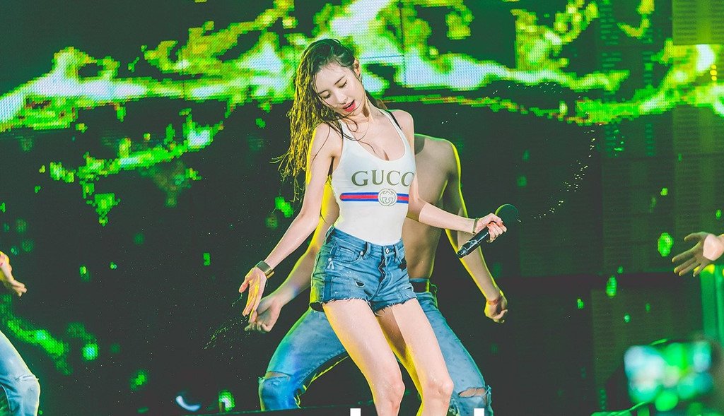 Hai 'nữ thần quyến rũ' Kpop đọ vẻ sexy khi diễn chung sự kiện