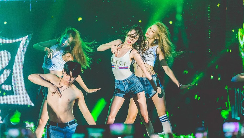 Hai 'nữ thần quyến rũ' Kpop đọ vẻ sexy khi diễn chung sự kiện