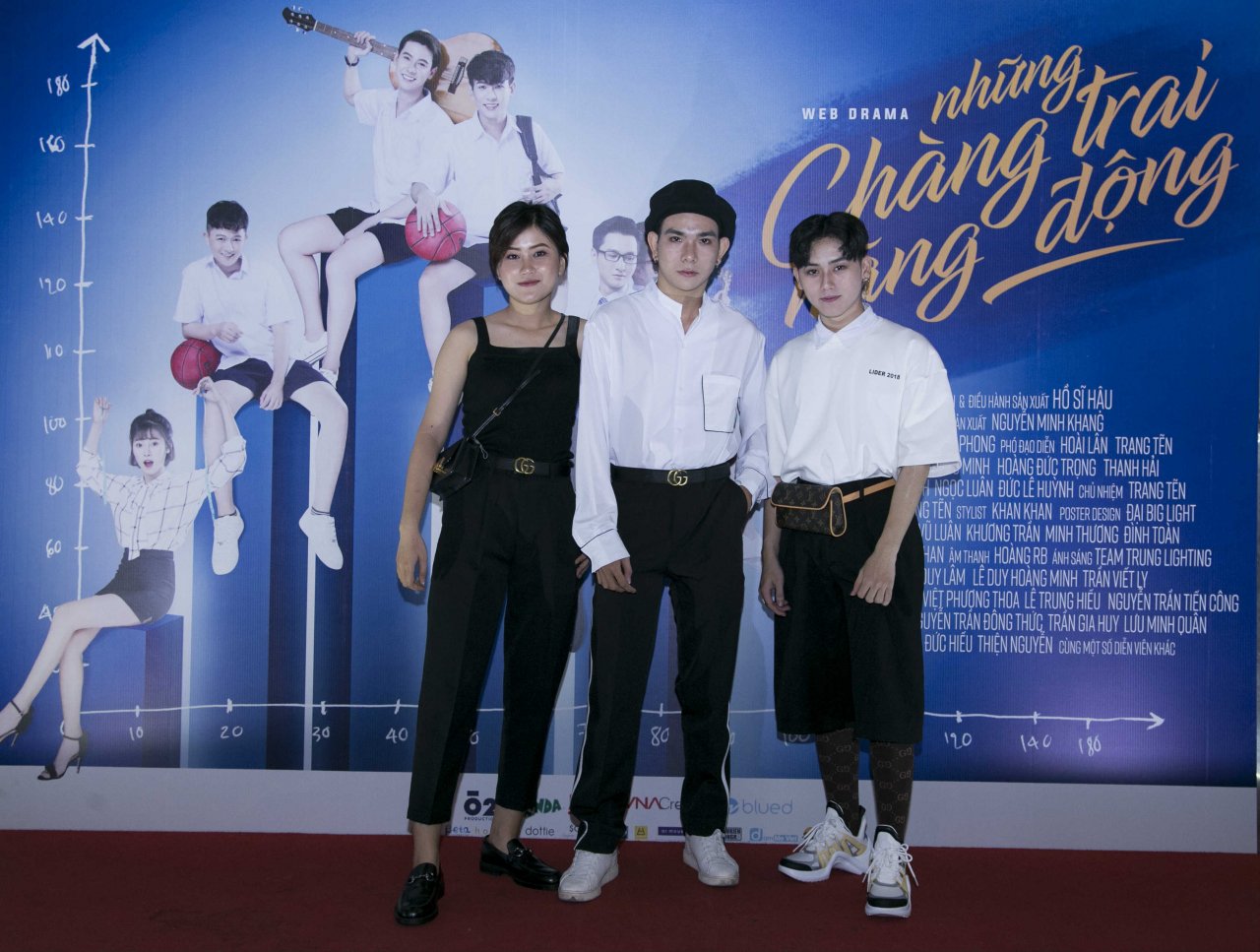 trai-xinh-gai-dep-dong-loat-do-bo-buoi-cong-chieu-phim-dam-my-nhung-chang-trai-nang-dong