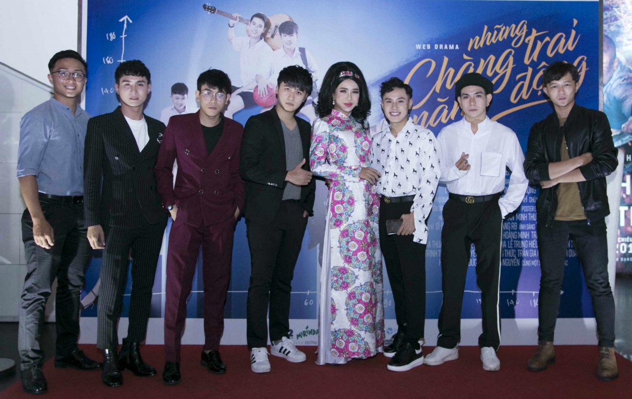 trai-xinh-gai-dep-dong-loat-do-bo-buoi-cong-chieu-phim-dam-my-nhung-chang-trai-nang-dong