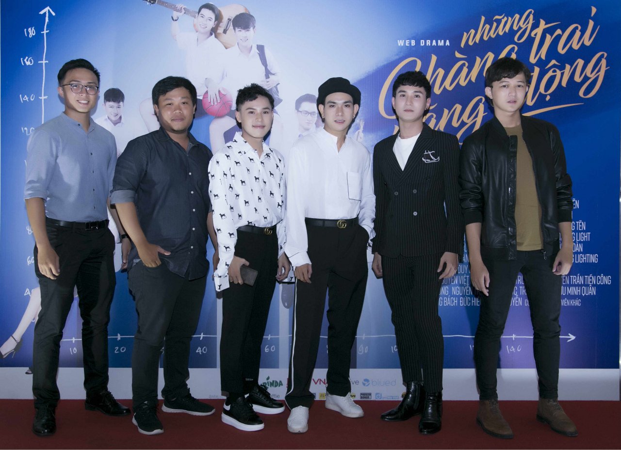 trai-xinh-gai-dep-dong-loat-do-bo-buoi-cong-chieu-phim-dam-my-nhung-chang-trai-nang-dong