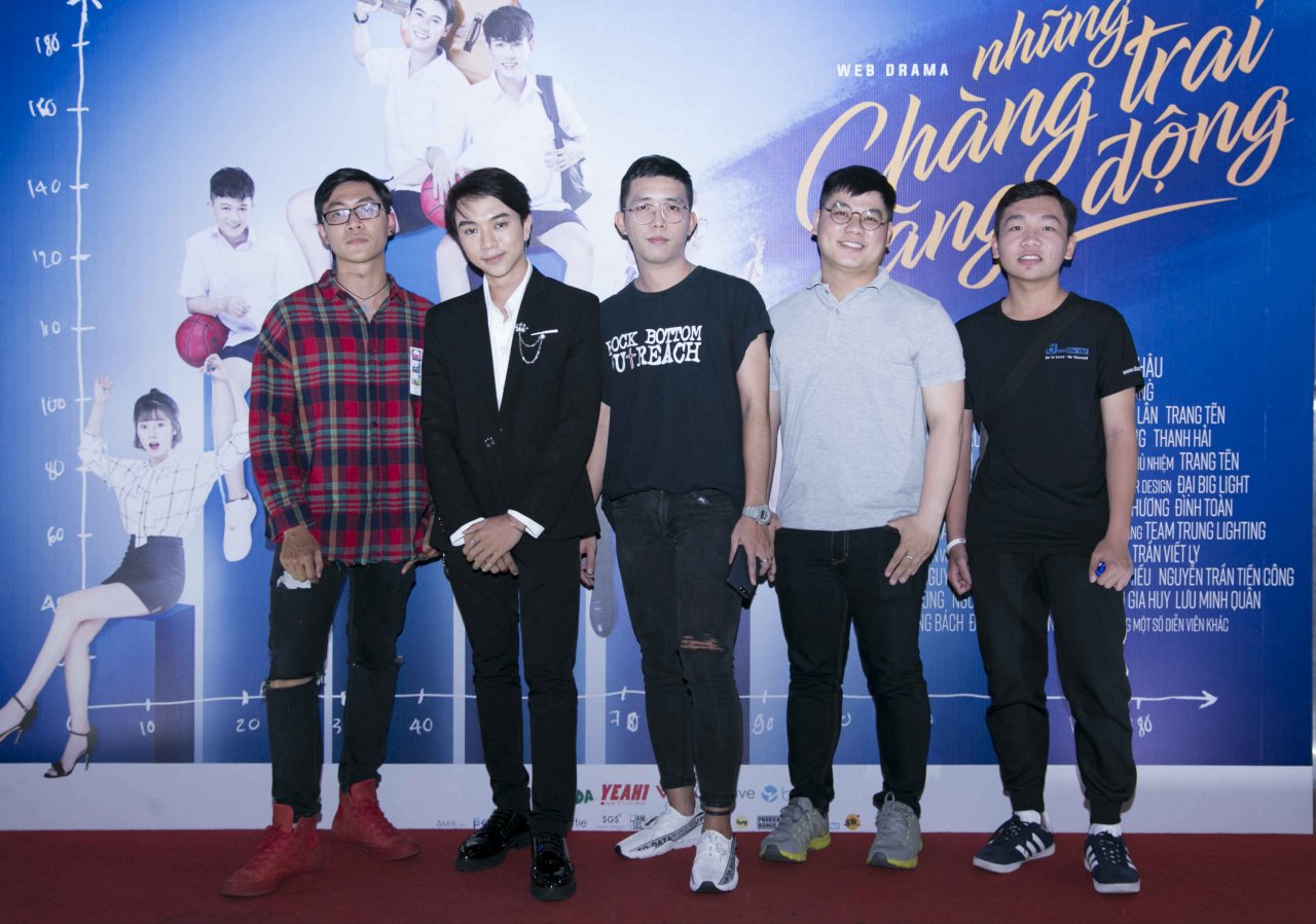 trai-xinh-gai-dep-dong-loat-do-bo-buoi-cong-chieu-phim-dam-my-nhung-chang-trai-nang-dong